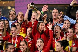 Spain's Queen Letizia (C) lifts the trophy as Spain's players and officials celebrate after winning the Australia and New Zealand 2023 Women's World Cup final football match between Spain and England at Stadium Australia in Sydney on August 20, 2023. (Photo by WILLIAM WEST / AFP)