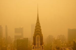 La neblina humeante de los incendios forestales en Canadá disminuye la visibilidad del edificio Chrysler el 7 de junio de 2023 en la ciudad de Nueva York.