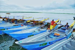 La entrega de botes y equipos de pesca en Tumaco hace parte de un programa que ha beneficiado con 600 embarcaciones a pescadores del Pacífico y el Caribe colombiano.