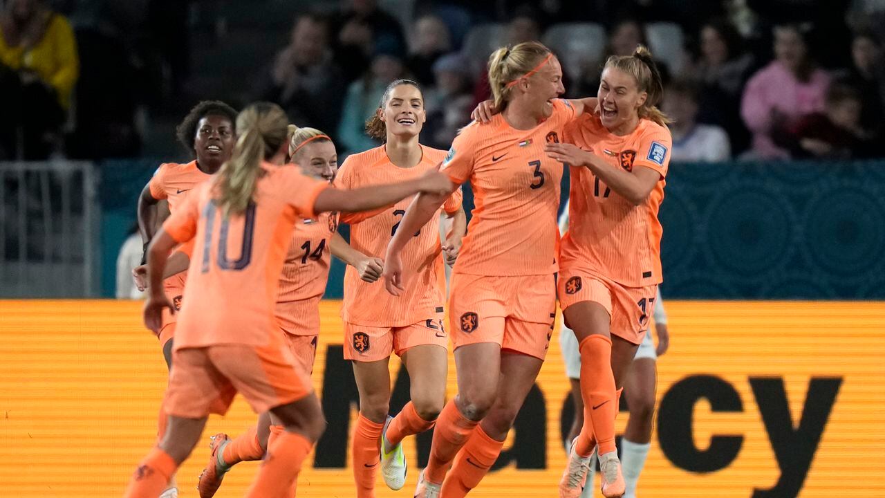 La neerlandesa Stefanie Van der Gragt, segunda por a derecha, celebra con sus compañeras tras anotar en la primera mitad del Grupo E del Mundial de la FIFA entre Países Bajos y Portugal en Dunedin, Nueva Zelanda, el domingo 23 de julio de 2023. (AP Foto/Alessandra Tarantino)