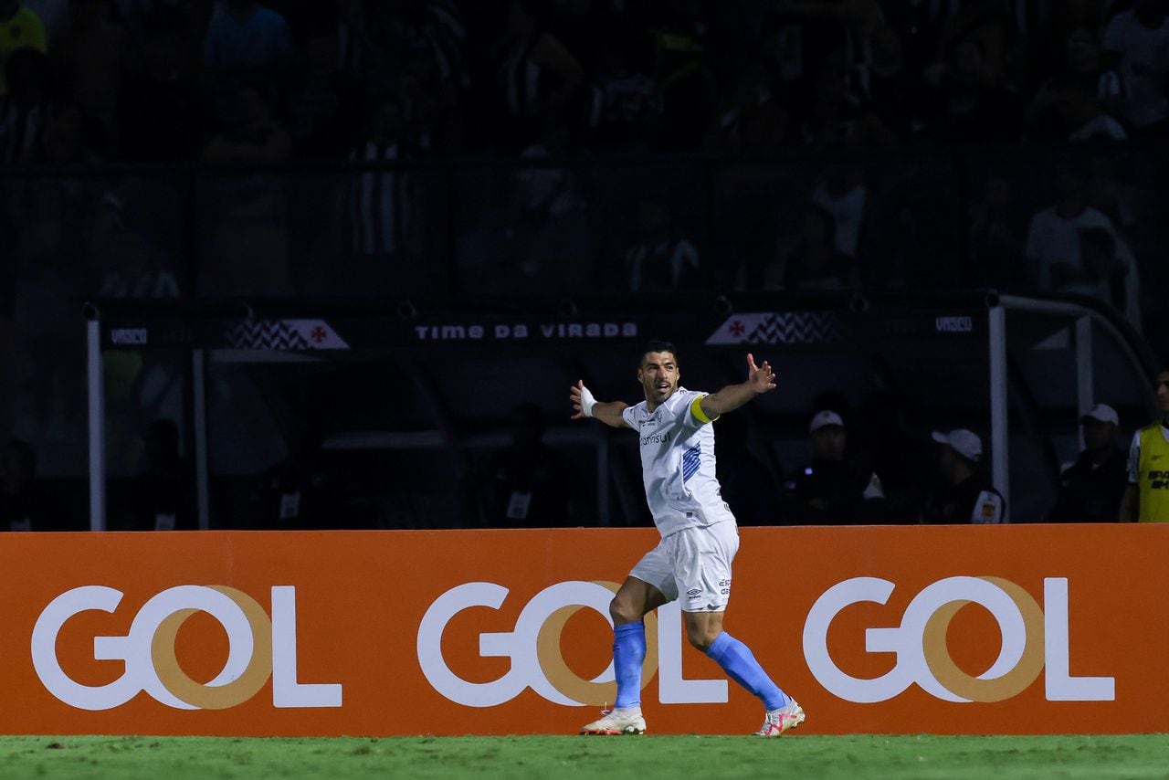 Luis Suárez, de Gremio, celebra tras marcar el tercer gol del equipo durante el partido entre Botafogo y Gremio como parte del Brasileirao 2023 en el estadio Sao Januario el 9 de noviembre de 2023 en Río de Janeiro, Brasil.