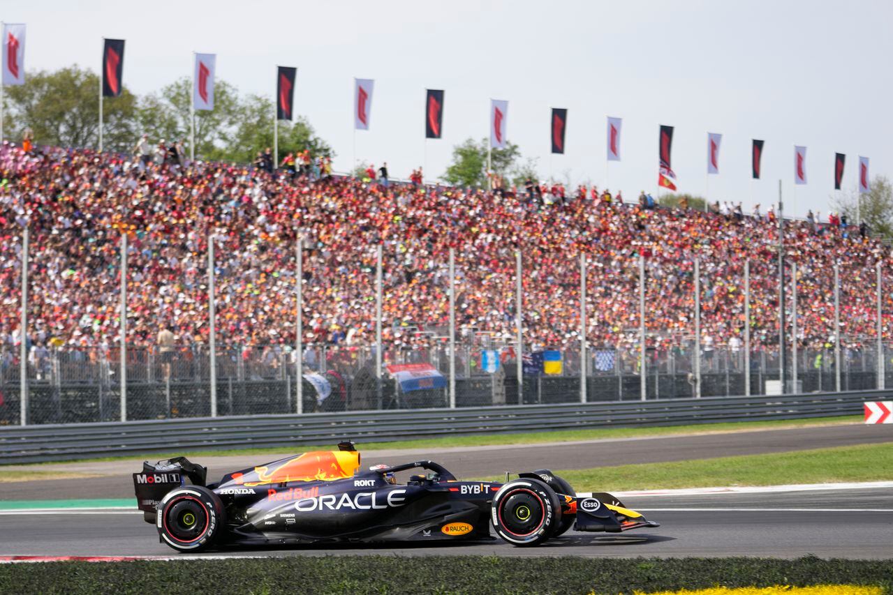 El piloto neerlandés  Max Vertasppen en una de las vueltas en el Circuito de Monza, Italia en la temporada 2023 de la Fórmula 1.