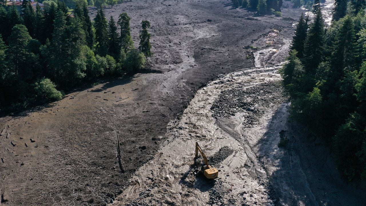 Esta foto aérea tomada con un dron muestra al personal de rescate trabajando en el lugar de un deslizamiento de tierra en la región de Racha, en el oeste de Georgia, el 4 de agosto de 2023.