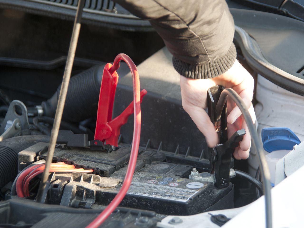 Es frecuente encontrarse con la problemática de una batería descargada, ¿cuál es el procedimiento para arrancar el automóvil?