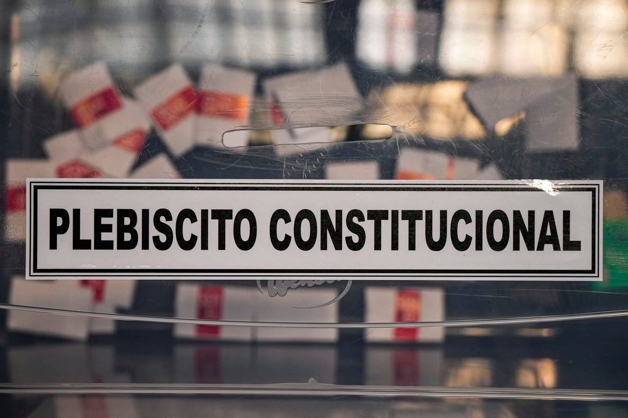 La  evolución de ambas posiciones sigue tendencias opuestas: mientras aumenta el apoyo a la nueva Constitución, se recude en hasta seis puntos el porcentaje de población contraria a la fórmula del Consejo Constitucional. Todavía un 16 por ciento de los chilenos se encuentra indeciso.