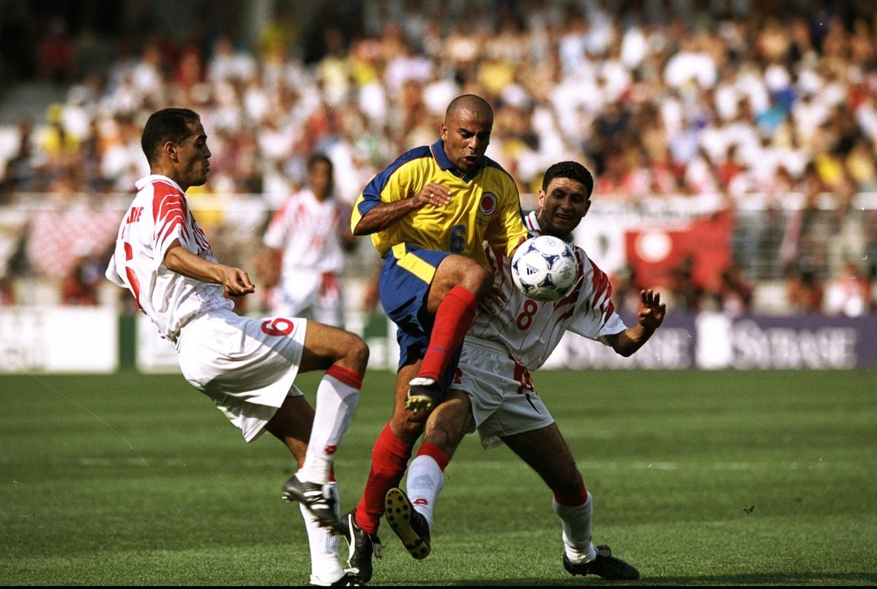 Mauricio 'Chicho' Serna vistiendo la camiseta de la Selección Colombia en el Mundial de Francia 1998 Credit: Shaun Botterill /Allsport