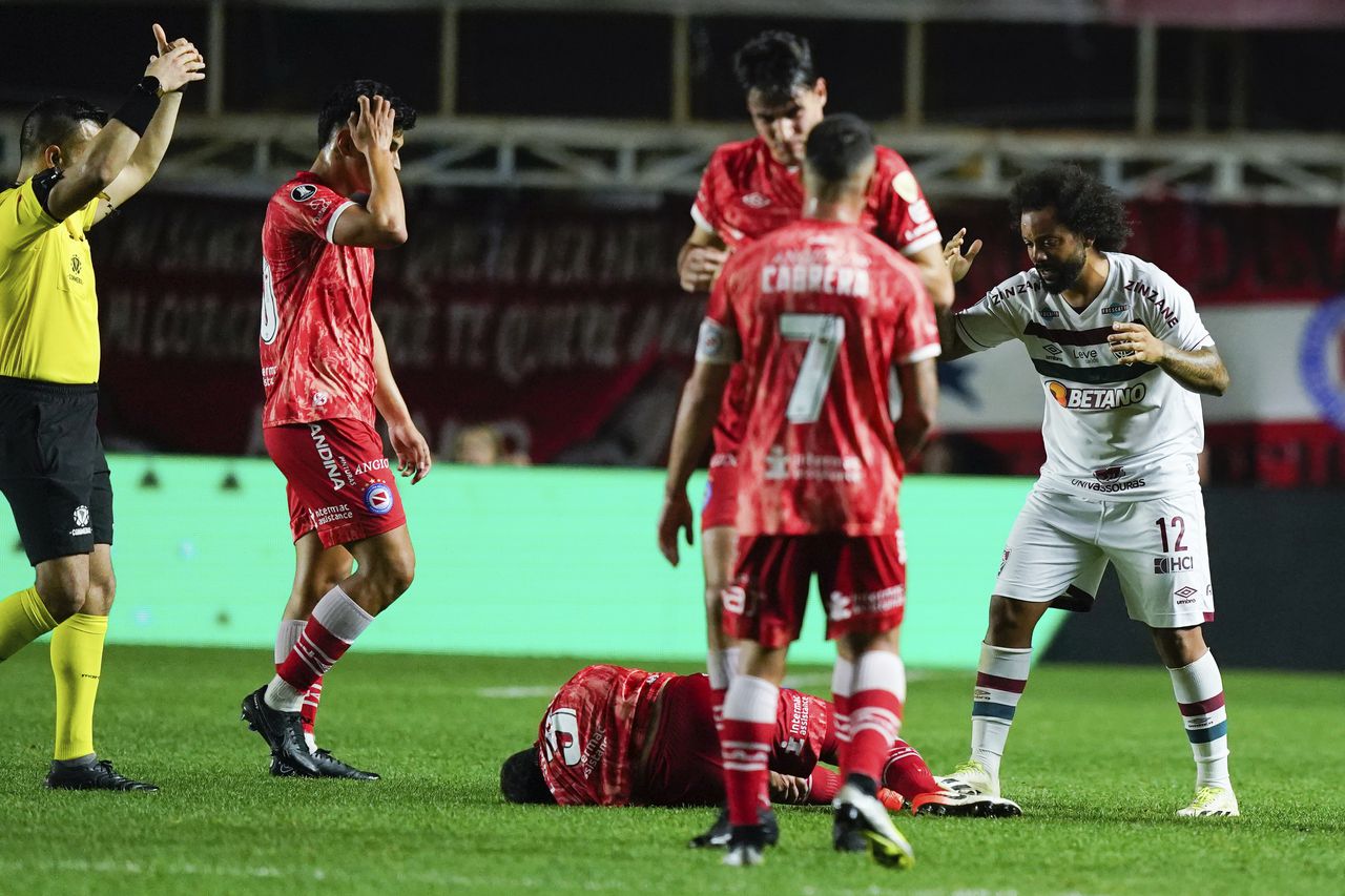 Marcelo se entristece por la impactante lesión que le generó a Luciano Sánchez, en la Copa Libertadores 2023.