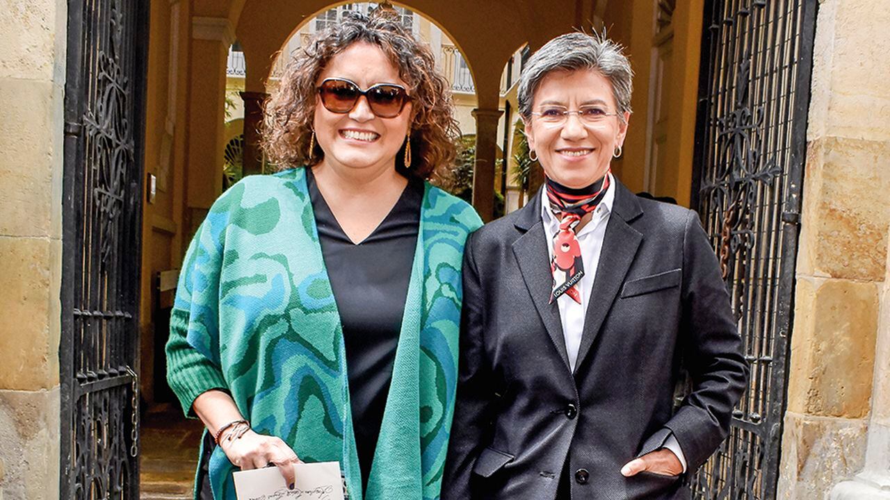 La senadora Angélica Lozano y su esposa, la alcaldesa Claudia López, le sonríen al cambio.