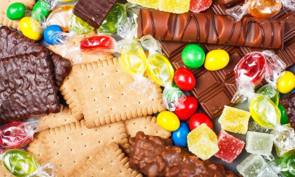 El consumo excesivo de azúcar también puede estar relacionado con factores psicológicos y emocionales, ya que muchas personas recurren a los alimentos azucarados como una forma de lidiar con el estrés o las emociones negativas