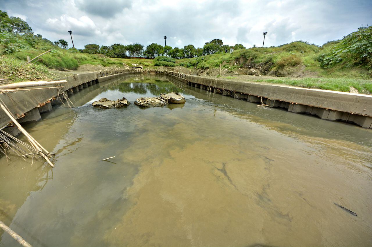 Desembocadura de aguas de la Planta de Tratamiento de Aguas Residuales PTAR, que realiza la limpieza del agua usada y las aguas residuales para que pueda ser devueltas al rio Cauca.
