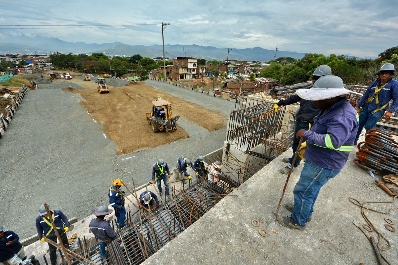 Visita de la Gobernación del Valle para verificar el avance de obra que se realizan en el puente nuevo de Juanchito. Según la gobernadora Clara Luz Roldan, la obra estará lista para diciembre del presente año