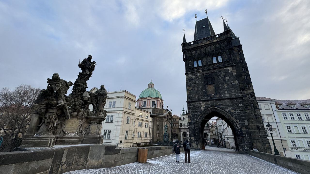 Una vista desde el Puente de Carlos sobre el río Moldava, uno de los símbolos de Praga, República Checa el 14 de enero de 2024. El puente, que se completó en 1402 bajo los auspicios del rey Carlos IV, conecta el "casco antiguo" con la zona de "Mala Strana", donde se encuentra el recinto del Castillo de Praga, uno de los lugares más famosos de la ciudad.