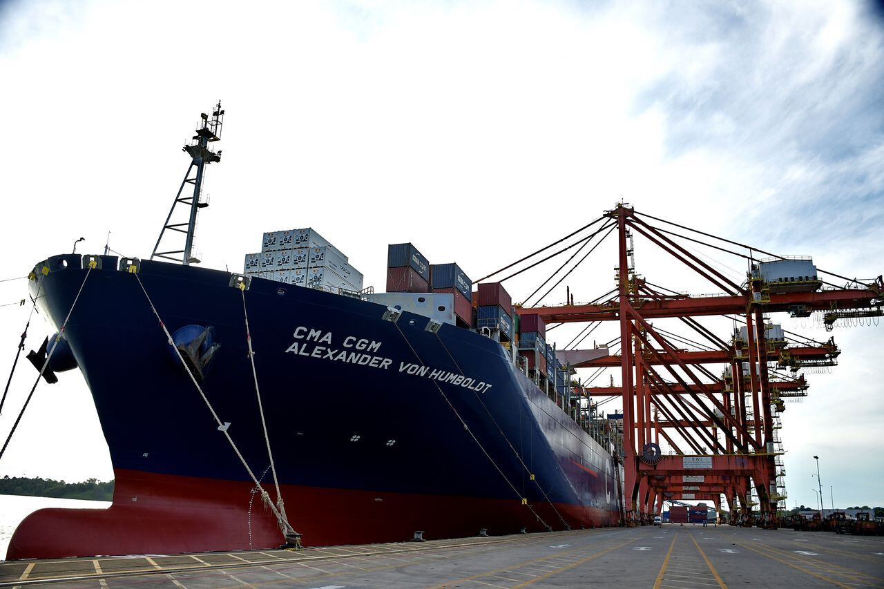 El buque, CMA CGM Alexander Von Humboldt llegó a Buenaventura, es el barco de carga mas grande que ha llegado a un puerto de sudamerica. Tiene 396 metros de largo y 53.6 metros de ancho, tiene capacidad para transportar 16.022 contenedores