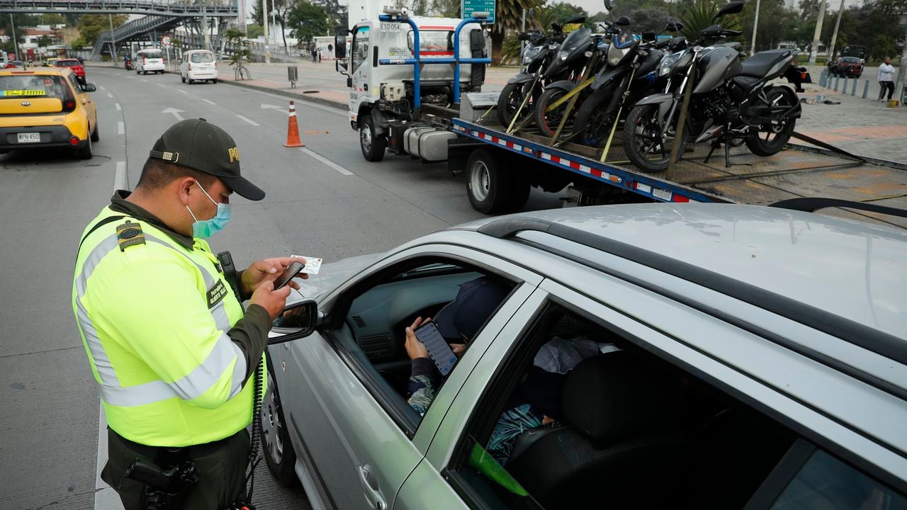 ¿Cuál es el precio para obtener o renovar la licencia de conducción en Colombia?