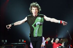 El cantante de los Rolling Stones, Mick Jagger, juega con los aficionados durante su gira 'Licks World Tour'en 2003.