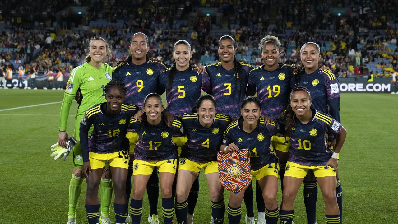 Las jugadoras de Colombia posan para una foto de equipo antes del partido de fútbol de cuartos de final de la Copa Mundial Femenina entre Inglaterra y Colombia en el Estadio Australia en Sydney, Australia, el sábado 12 de agosto de 2023. (Foto AP/Mark Baker)