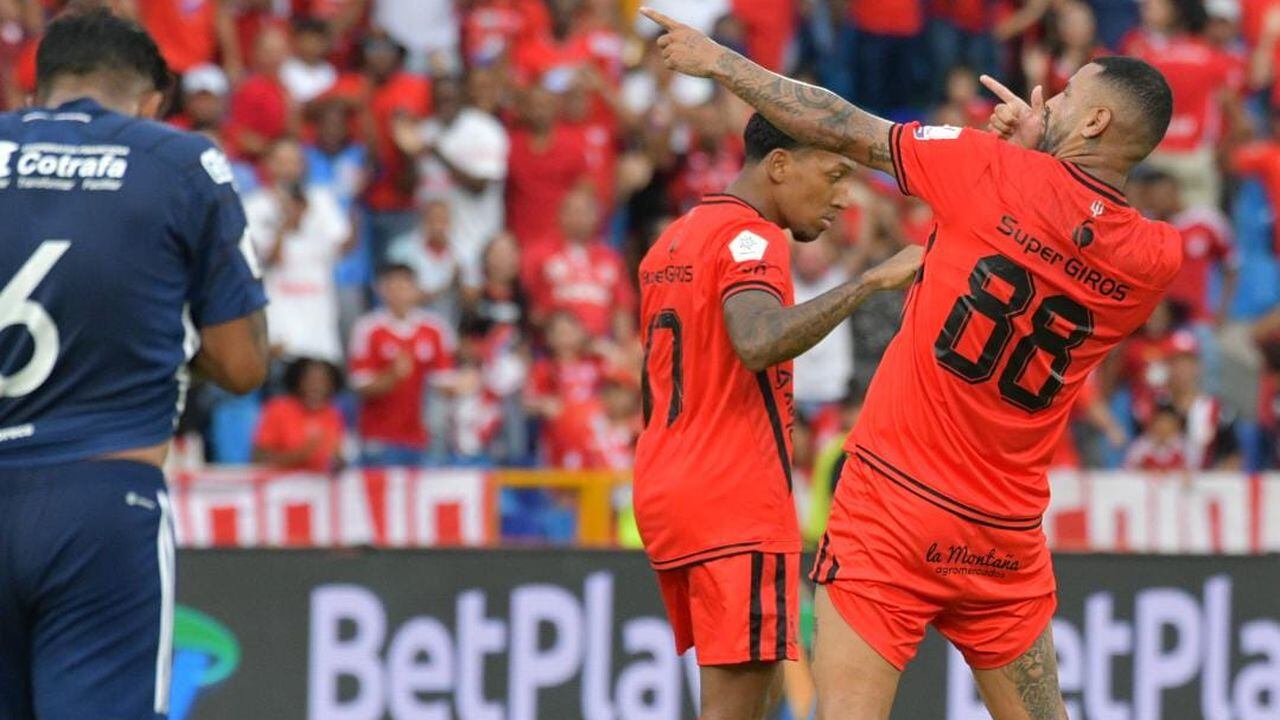 Cardona celebra su gol que le marcó con el América al Medellín, en el Pascual.