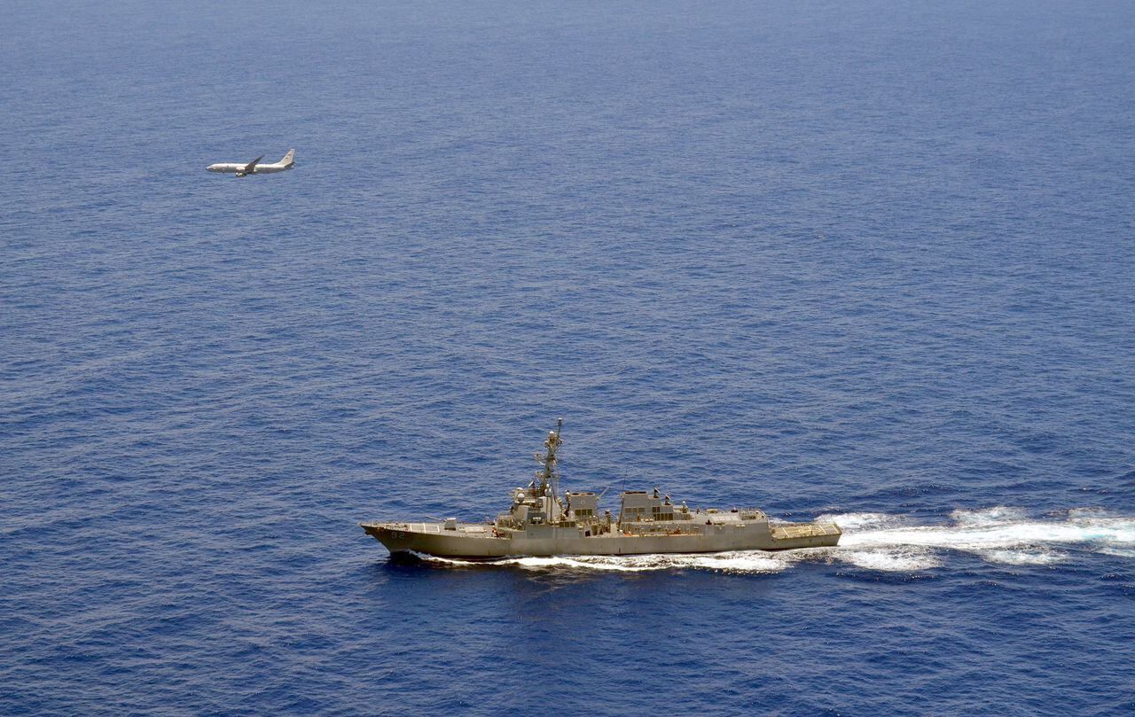Un Poseidón P-8A adjunto al Escuadrón de Patrulla Marítima (VP) 8 vuela sobre el destructor de misiles guiados USS Momsen (DDG 92) en el Mar de China Meridional el 29 de junio de 2016. Foto tomada el 29 de junio de 2016.