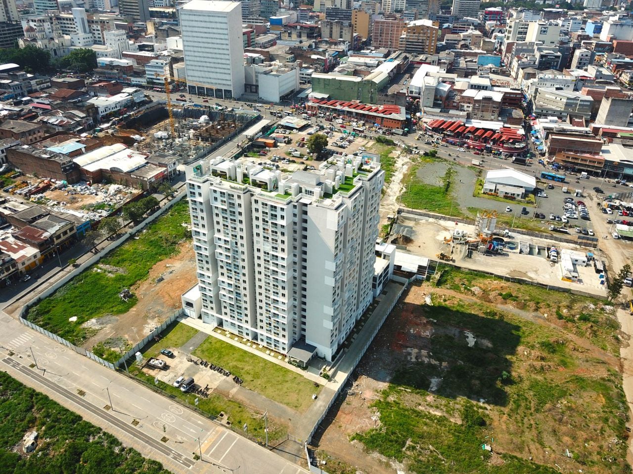 El lote que está detrás de la torre de apartamentos, con carros parqueados, es donde se edificará Paraíso Centro Comercial, cuya obra estaría lista en 2027.
