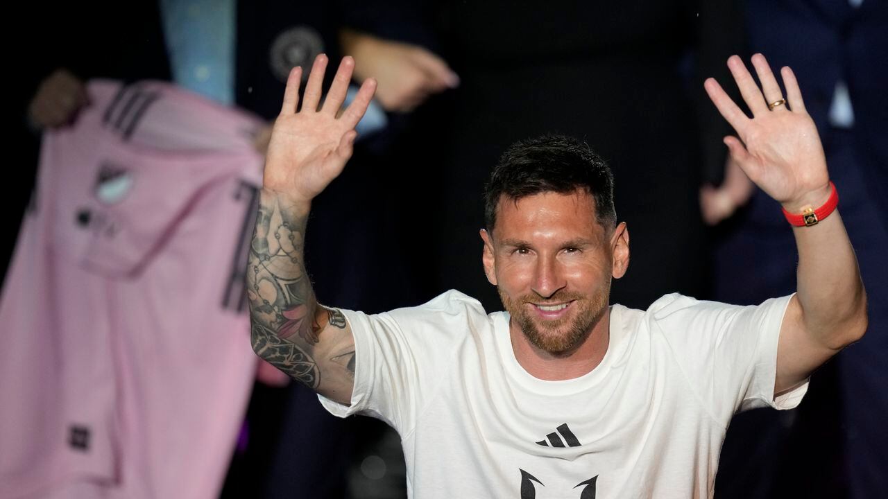 CORRECTS STADIUM NAME - Inter Miami's Lionel Messi waves after receiving his team jersey as he is introduced during a celebration by the team at DRV PNK Stadium, Sunday, July 16, 2023, in Fort Lauderdale, Fla. (AP Photo/Rebecca Blackwell)