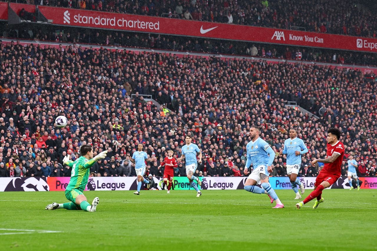 LIVERPOOL, ENGLAND - MARCH 10: Luis Diaz of Liverpool (R) misses a chance on goal during the Premier League match between Liverpool FC and Manchester City at Anfield on March 10, 2024 in Liverpool, England.(Photo by Robbie Jay Barratt - AMA/Getty Images)