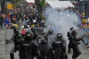En la tarde de este martes se reportaron disturbios entre manifestantes y el Esmad en la Loma de la Cruz.