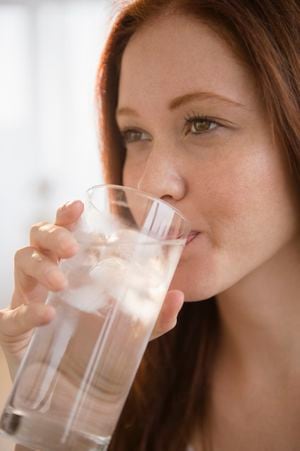 La ingesta de agua es una de las mejores formas de prevenir los cálculos renales.