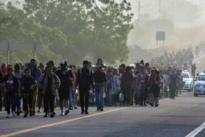 Las migraciones hacia Estados Unidos alcanzaron una cifra récord el año pasado. Según la patrulla fronteriza estadounidense, entre octubre de 2022 y septiembre de 2023, fueron registrados 2,4 millones de ingresos de migrantes por la frontera sur de Estados Unidos, un récord. (Photo by STRINGER / AFP)