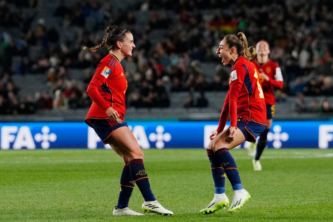 La española Teresa Abelleira, a la izquierda, celebra con Olga Carmona después de marcar el primer gol durante el partido de fútbol del Grupo C de la Copa Mundial Femenina entre España y Zambia en Eden Park en Auckland, Nueva Zelanda, el miércoles 26 de julio de 2023. (Foto AP/Abbie Parr )