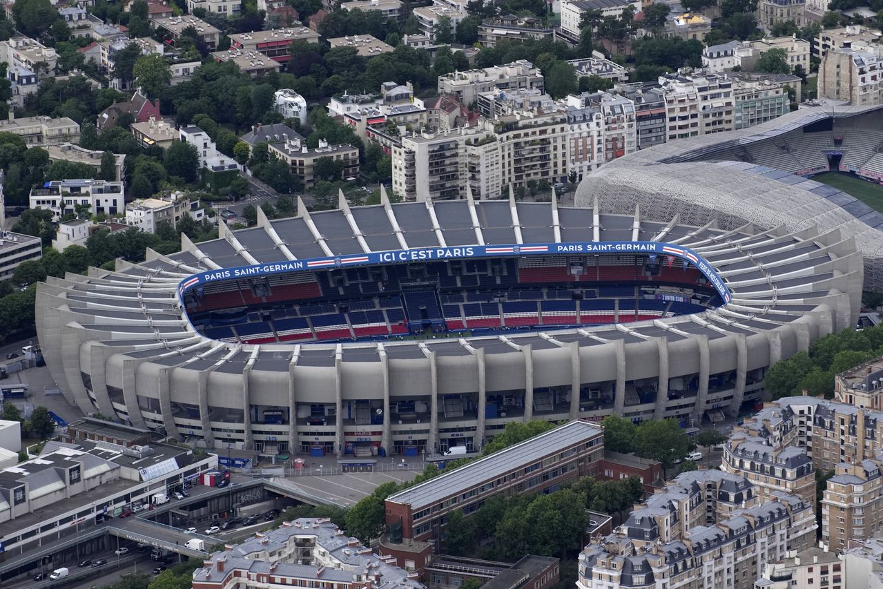 Vista del Parque de los Príncipes, el estadio donde juega el Paris Saint-Germain, el martes 11 de julio de 2023, en París. (Foto AP/Christophe Ena)