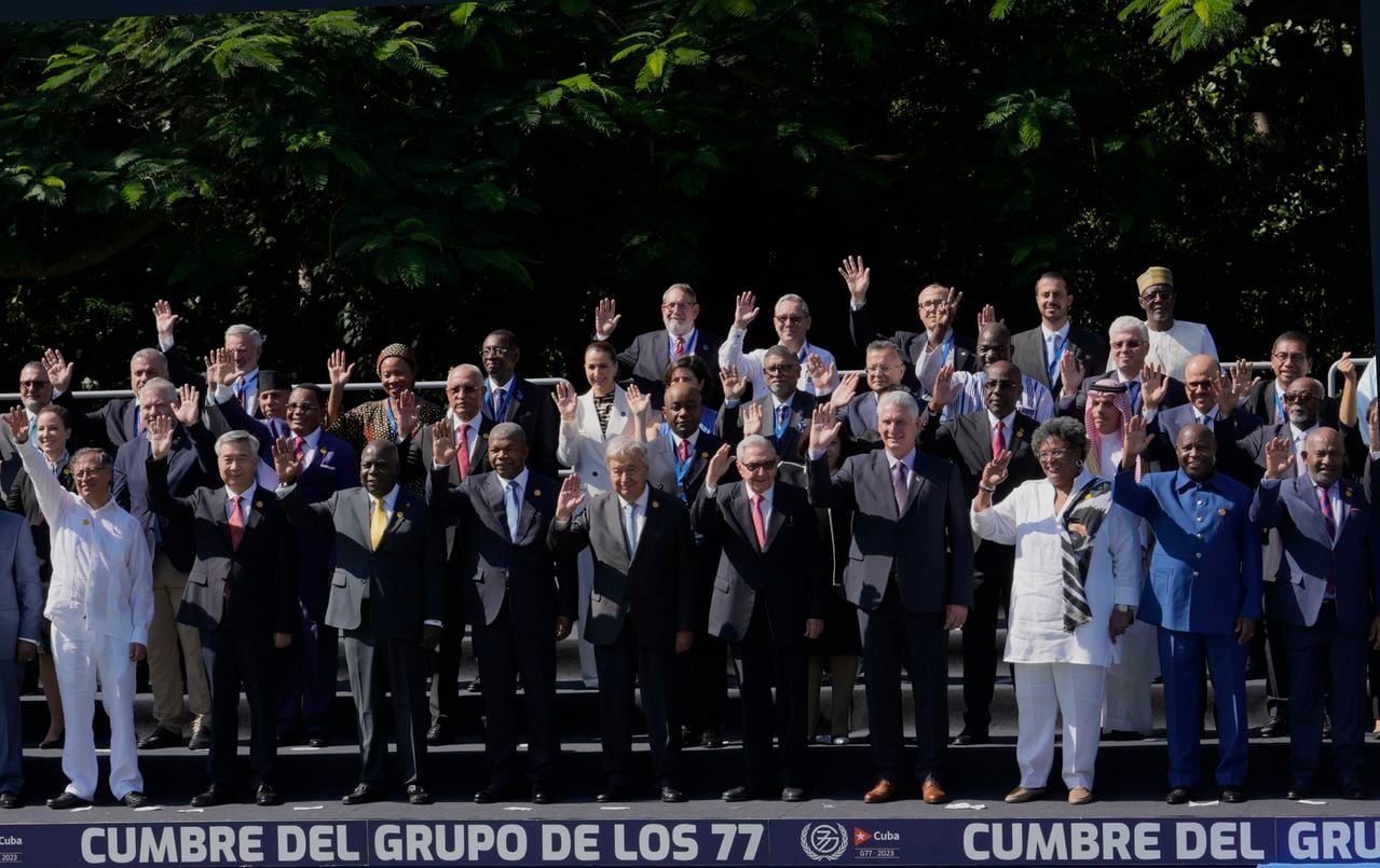 Líderes posan para una fotografía grupal en la cumbre del G77+China en La Habana, Cuba, el viernes 15 de septiembre de 2023. El quinto desde la izquierda es el secretario general de la ONU, Antonio Guterres, junto a Raúl Castro y el presidente cubano, Miguel Díaz-Canel. (Foto AP/Ramón Espinosa)