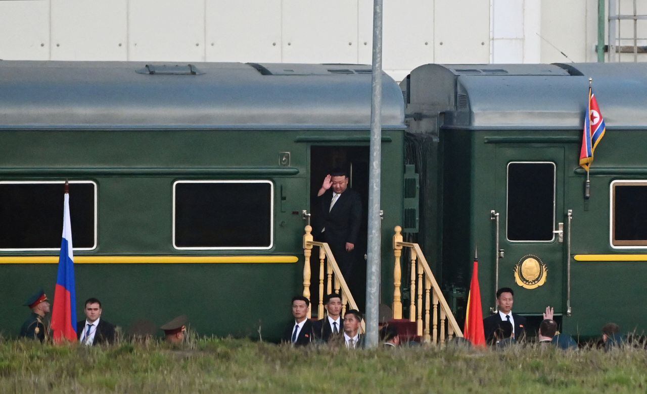 Esta imagen compartida distribuida por la agencia Sputnik muestra al líder de Corea del Norte, Kim Jong Un, saliendo del cosmódromo de Vostochny en la región de Amur el 13 de septiembre de 2023, después de conversar con el presidente ruso.