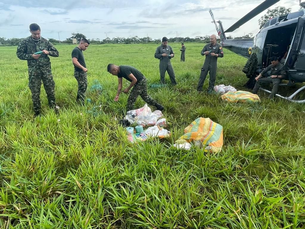 Soldados de las Fuerzas Militares ayudaron con los kits de emergencia para ayudar a la supervivencia de niños perdidos.