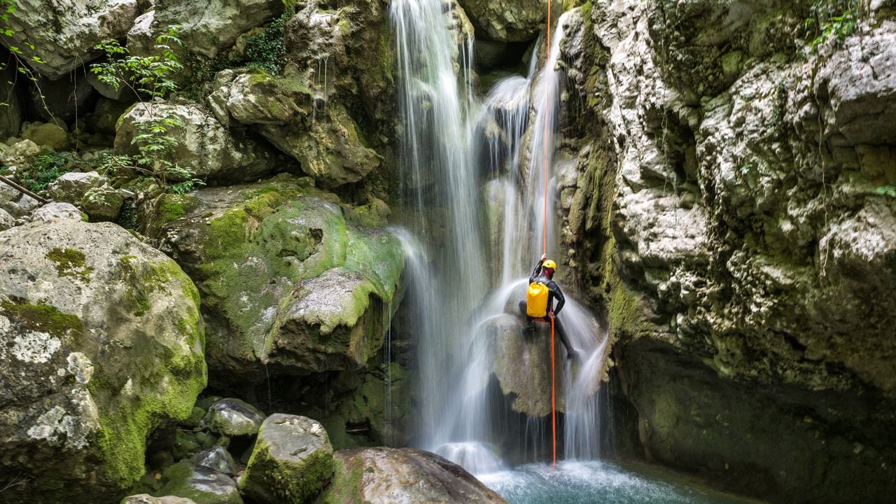 Las cascadas de Juan Curí son el lugar ideal para hacer torrentismo.
