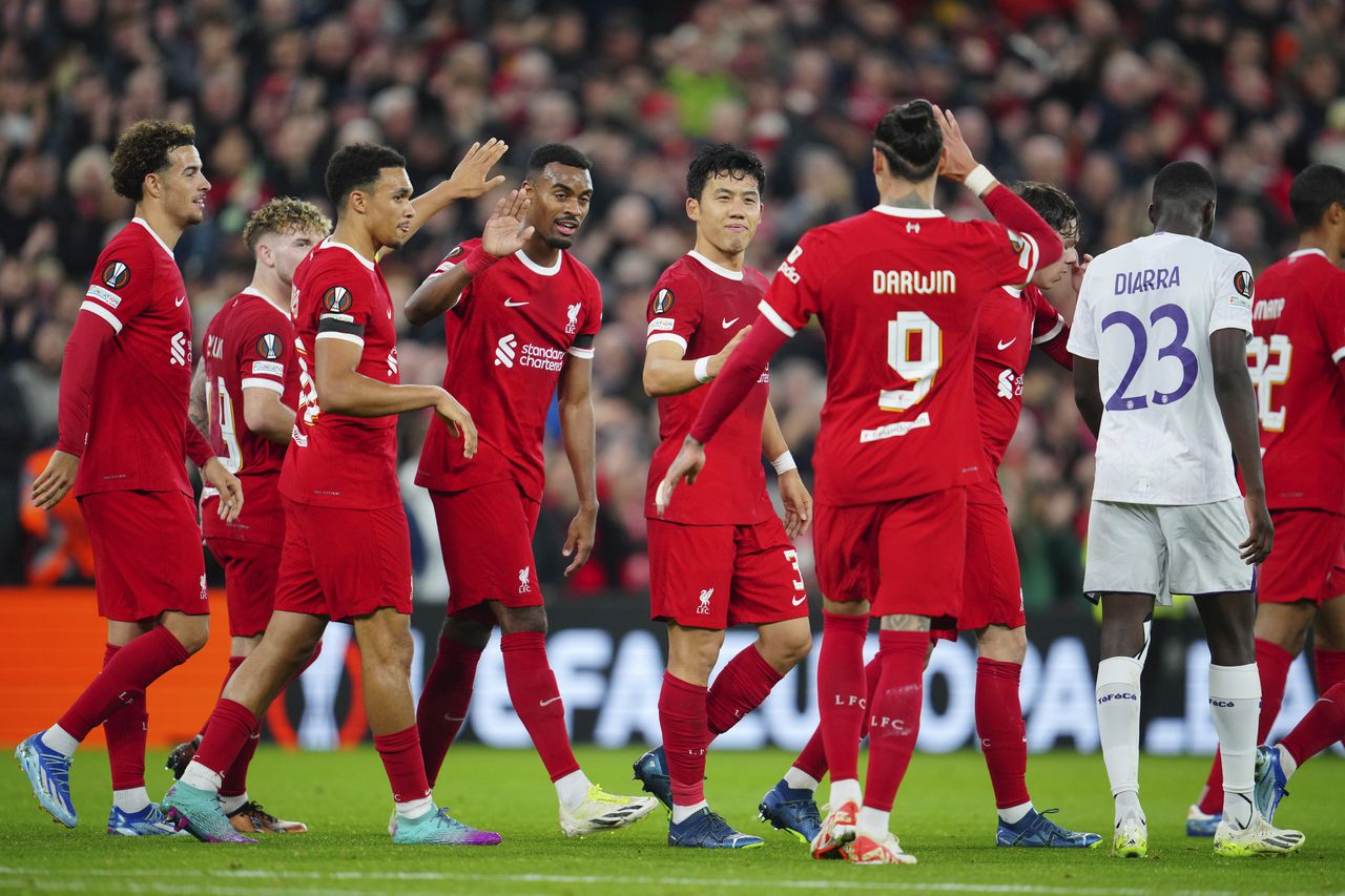 Los jugadores del Liverpool celebrando uno de los tantos que le anotaron al Toulouse
