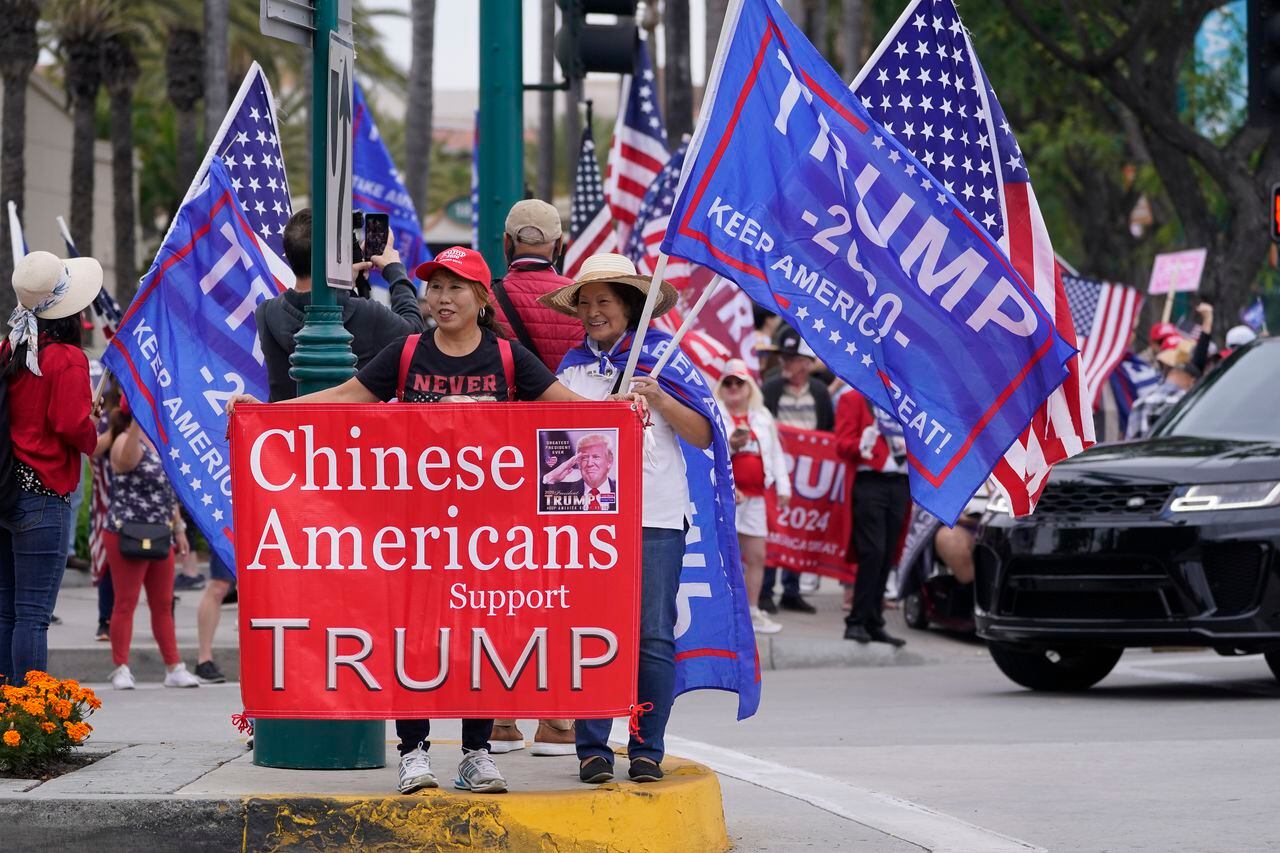 Los partidarios chino-estadounidenses del expresidente Donald Trump se encuentran afuera del hotel donde se lleva a cabo la Convención Republicana de California de Otoño de 2023 en Anaheim, California