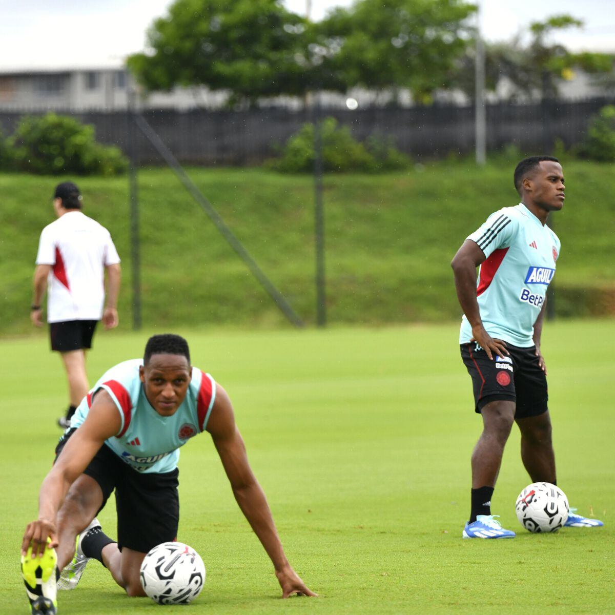 Yerry Mina y Jhon Arias en un entrenamiento de la Selección Colombia.