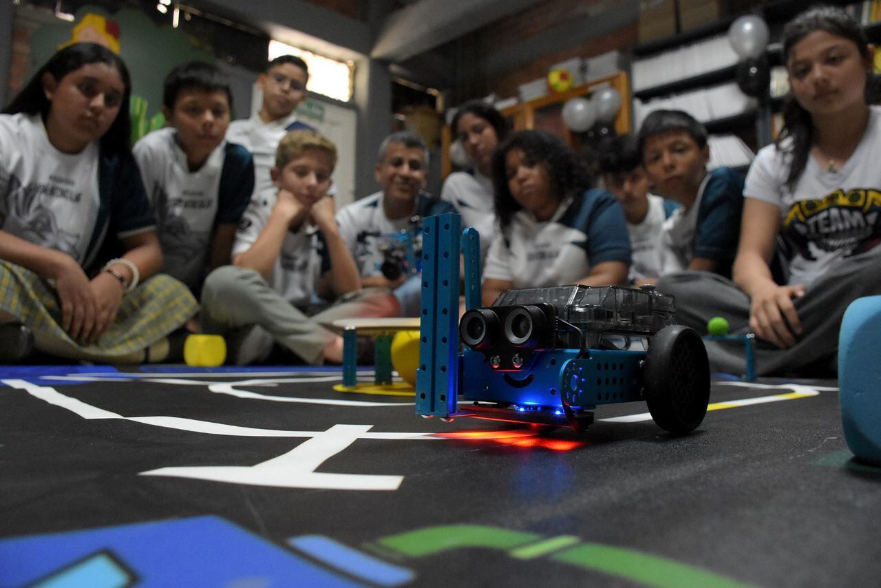 El proyecto con el que ganaron el regional de robótica, y después el nacional en Rionegro, es un robot capaz de cumplir por sí solo distintas tareas recorriendo una pista.