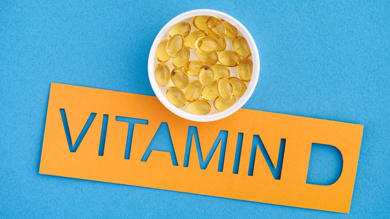 La vitamina D ayuda a mantener los huesos fuertes.