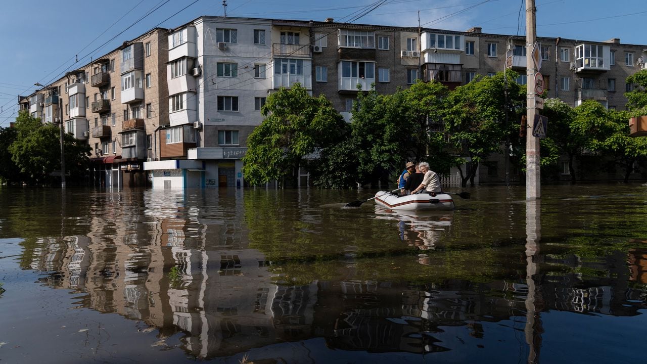 Equipos ucranianos y fuerzas de evacuación rusas rescataron el miércoles a miles de civiles de las áreas inundadas.