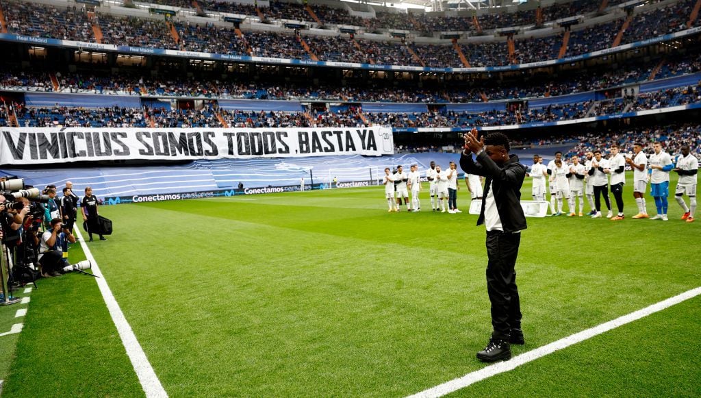 Vinicius Junior recibiendo la ovación del Estadio Santiago Bernabéu.
