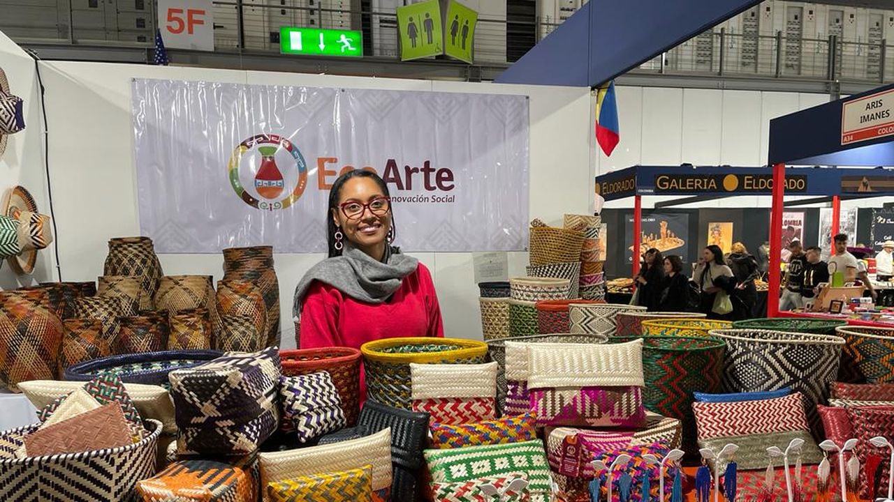 La gerente de Ecoarte, Karoll Arroyo, atiende el stand, en Milán, donde se exhiben las artesanías del Pacífico. La feria ha tenido gran acogida por público de diversas partes del mundo.