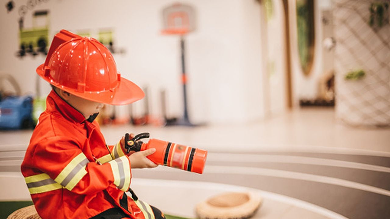Cómo hacer un disfraz de bombero para niños en casa