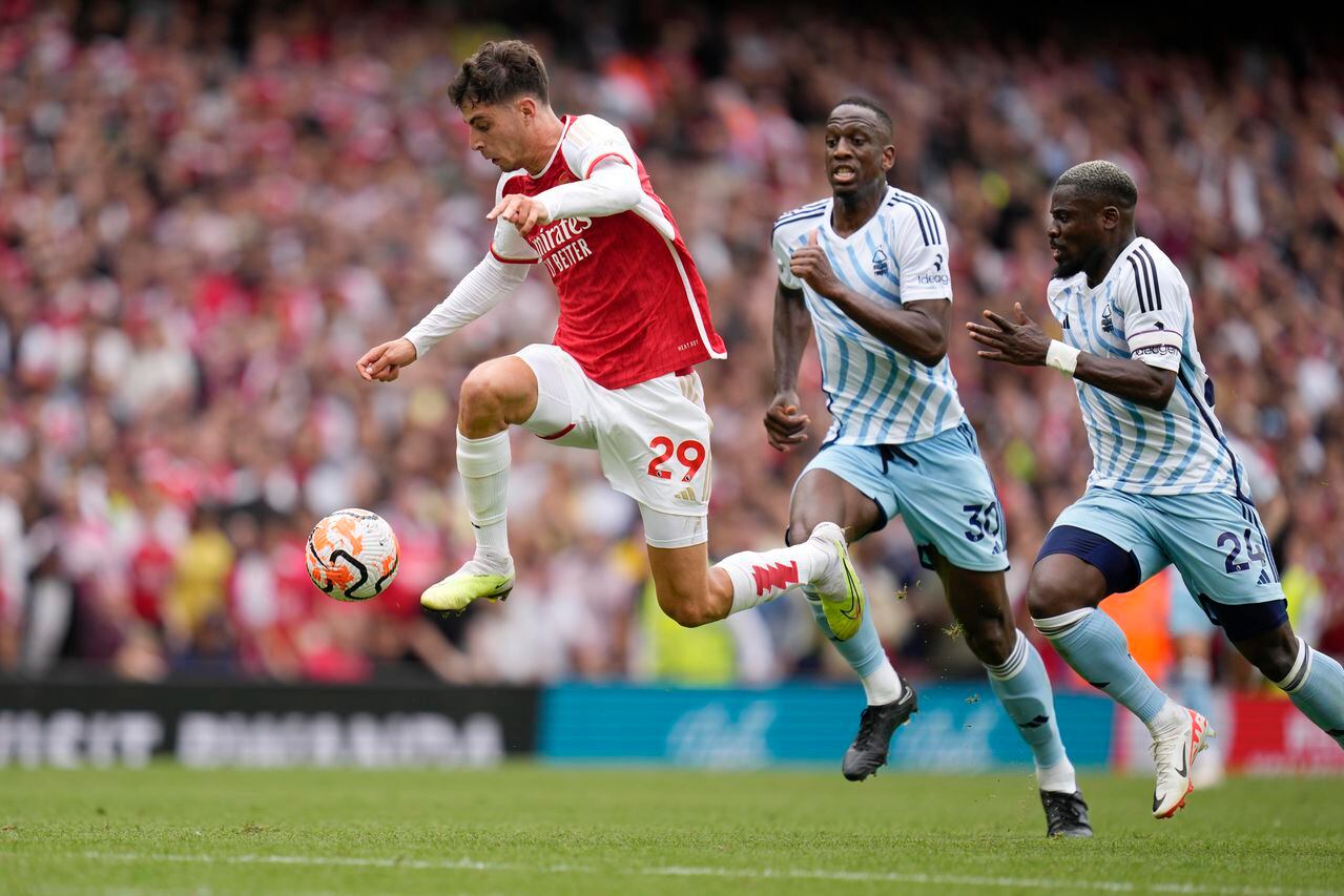 Kai Havertz del Arsenal, centro, controla el balón durante el partido de fútbol de la Premier League inglesa entre el Arsenal y el Nottingham Forest en el estadio Emirates de Londres, el sábado 12 de agosto de 2023. (Foto AP/Kirsty Wigglesworth)