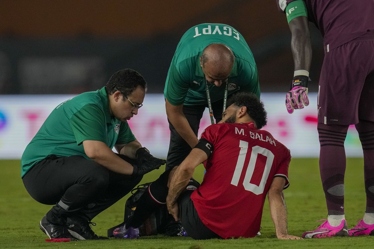 El egipcio Mohamed Salah recibe tratamiento médico durante el partido de fútbol del Grupo B de la Copa Africana de Naciones entre Egipto y Ghana en Abidjan, Costa de Marfil, el jueves 18 de enero de 2024. (Foto AP/Themba Hadebe)