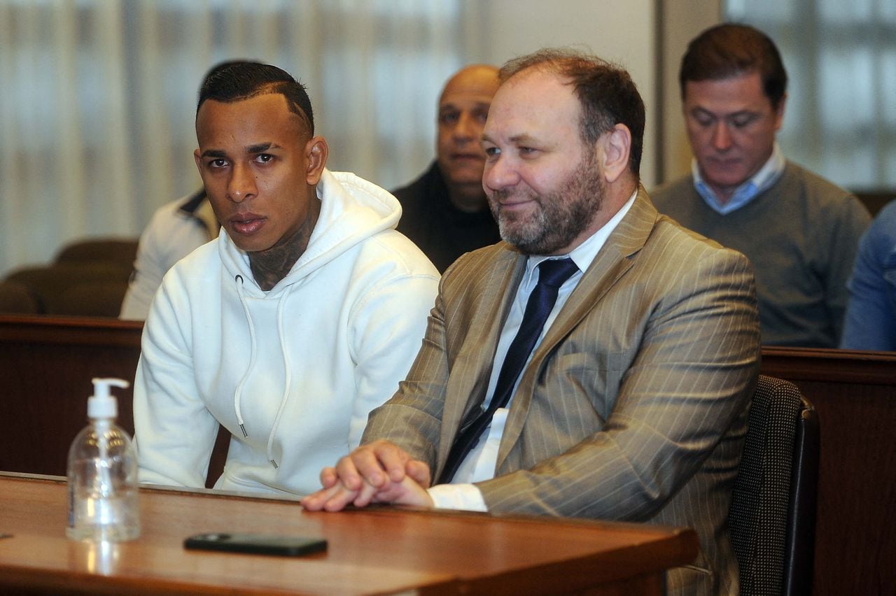 In this picture released by Telam, Boca Juniors' Colombian forward Sebastian Villa (L) attends the trial against him at the Correctional Court 2 of Lomas de Zamora on June 2, 2023, in Buenos Aires. Colombian football player of Boca Juniors, Sebastian Villa, was sentenced on Friday June 2, 2023 to two years and one month in prison, without effective enforcement, for the crime of gender violence against an ex-partner, Colombian Daniela Cortes. A court on the outskirts of Buenos Aires found the 27-year-old player guilty of the crimes of "coercive threats and minor injuries with gender violence." (Photo by Cristina SILLE / TELAM / AFP) / Argentina OUT / RESTRICTED TO EDITORIAL USE - MANDATORY CREDIT "AFP PHOTO / TELAM" - NO MARKETING - NO ADVERTISING CAMPAIGNS