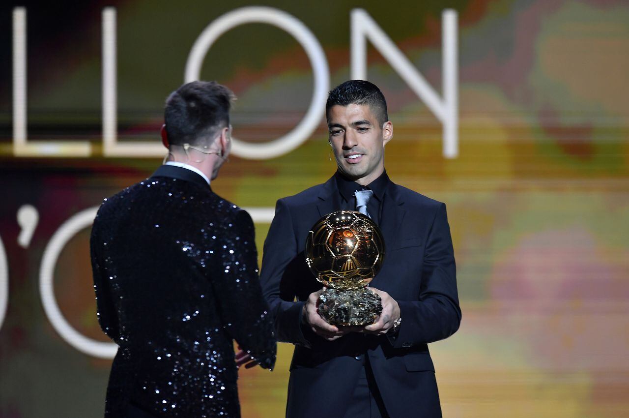 Messi recibiendo el balón de oro en el 2021 de su excompañero: Luis Suárez
