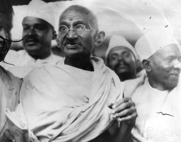 A través de su énfasis en la no violencia, la verdad y la compasión, Gandhi recuerda que el cambio positivo puede lograrse mediante la resistencia pacífica y la búsqueda incansable de un mundo más justo y equitativo.