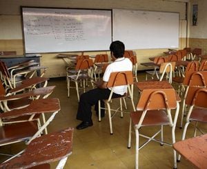 Por falta de docentes y salones, algunos colegios de Cali han implementado el ‘pico y placa’ para sus estudiantes.