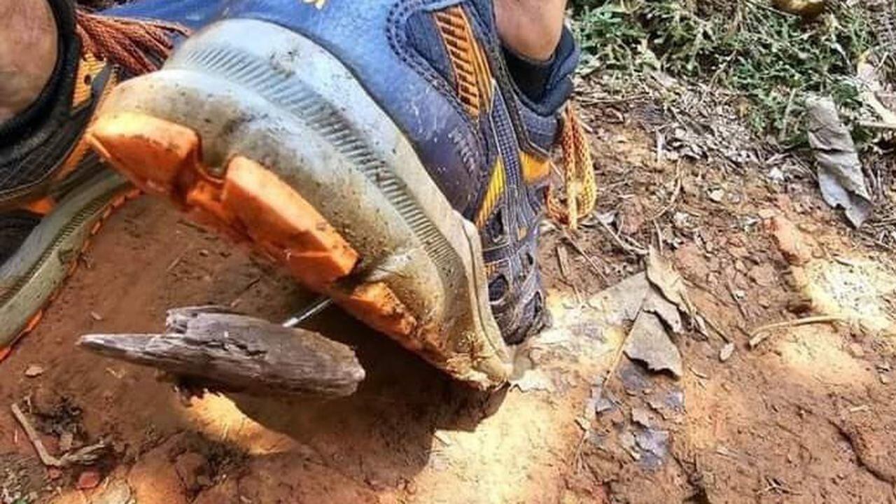 De esta manera se enterraron las puntillas en las zapatillas de los deportistas, las cuales suelen ser de suela suave para el desarrollo de sus actividades de senderismo. | Foto: captura de redes sociales